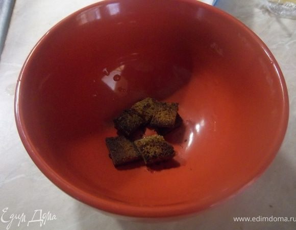 На дно миски положите сухарики