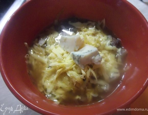 Залейте супом.Сверху натрите тв.сыр и положите пару ломтиков горгонзоллы