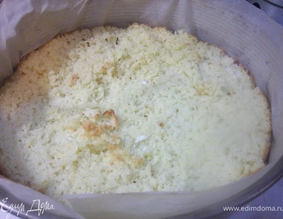 Готовый бисквит разрезать.Нижний корж уладываем в форму.