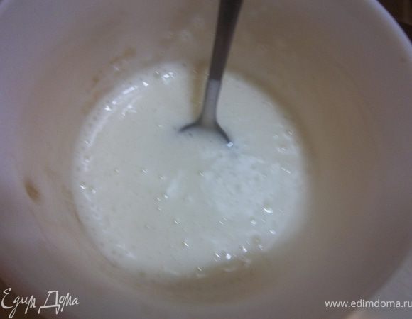 Добавить немного сметаны в желатин.Полученную массу влить обратно в сметану.Перемешать