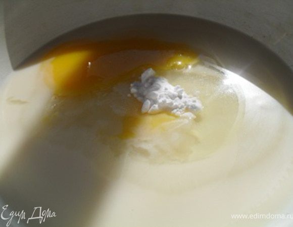 Поставить сковороду на плиту, дать ей хорошо прогреться.Смешать сгущенное молоко с яйцом и содой.