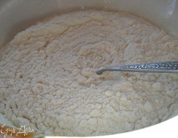 Добавить муку, перемешать.