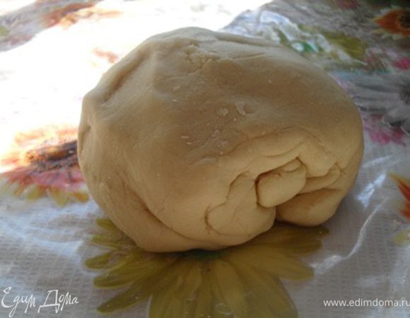 Замесить гладкое, эластичное тесто.
