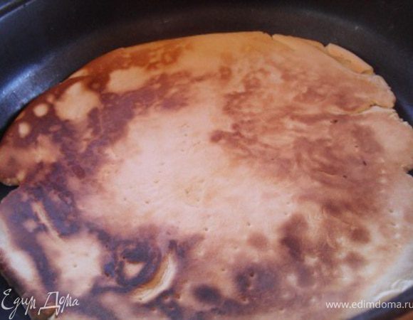 Жарить корж на среднем огне по 30 секунд с каждой стороны.