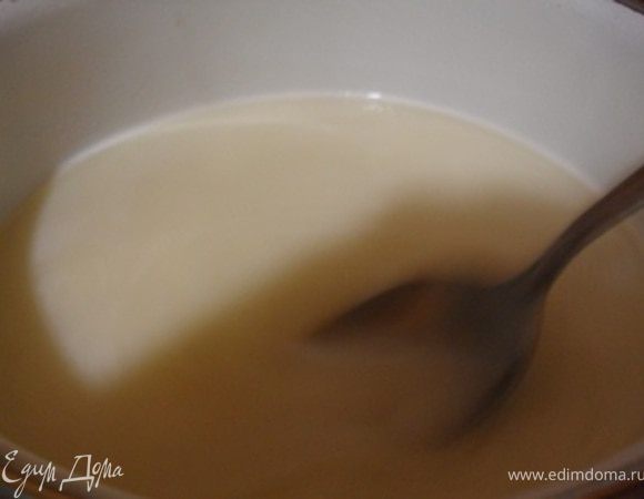 Для крема взбить сметану со сгущенным молоком.