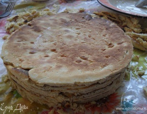 Когда торт смазан, придать ему ровную форму, обрезав неровные края.