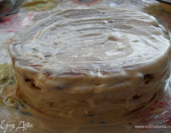 После, верх и бока торта смазать кремом.