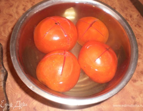 Обдаем кипятком помидоры, надрезанные накрест, снимаем кожицу. Режем на не очень большие кусочки.