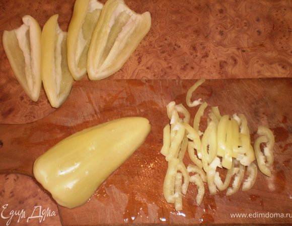Перец чистим, режем полосочками.