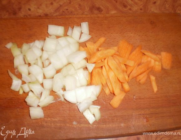 Чеснок(мой суп без него), лук режем кубиками. Морковку - тоненькими брусочками. В оригинальном рецепте морковь не используют, но я очень люблю морковку в супе.