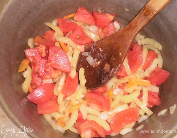 В котелке обжариваем чеснок, лук и морковь на растительном масле. Добавляем перец и помидоры, тушим на небольшом огне 5 минут.