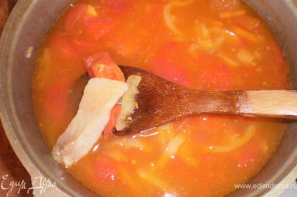 Овощи заливаем куриным бульоном, засыпаем рис и варим 20-30 мин. Филе рыбы режем на кусочки, добавляем в суп, солим, перчим и варим минут 10, до готовности рыбы и риса. Добавляем зелень.