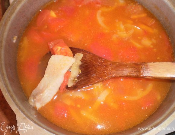 Овощи заливаем куриным бульоном, засыпаем рис и варим 20-30 мин. Филе рыбы режем на кусочки, добавляем в суп, солим, перчим и варим минут 10, до готовности рыбы и риса. Добавляем зелень.