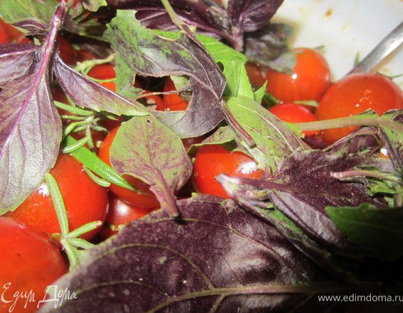 Добавить базилик, розмарин, соль, перец.