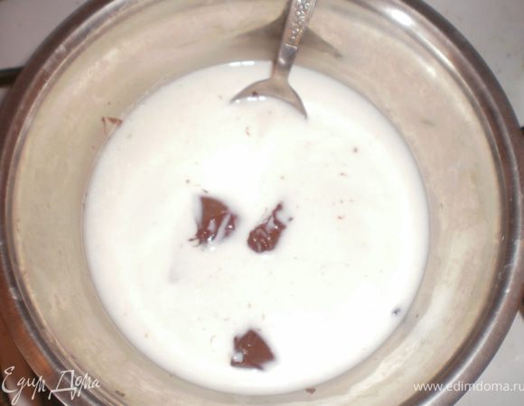 В одном стакане молока, на небольшом огне, растопить плитку черного шоколада.