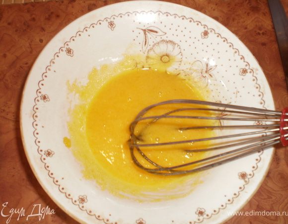 Два желтка взбить с 50г сахара.