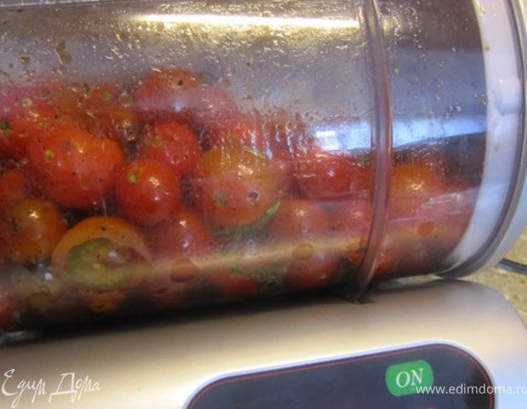 Чери можно оставить на 1 час мариноваться или если у вас есть маринатор, отправить их туда на 9 минут.