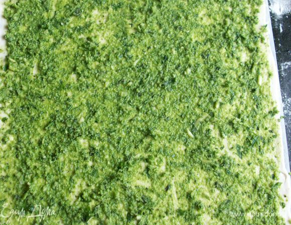 тесто раскатать и смазать соусом 