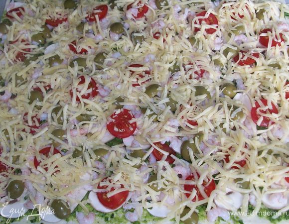 выложить сверху все ингредиенты, посыпать сыром и выпекать 20-25 минут при температуре 200-220 градусов