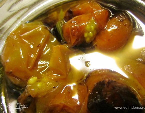 Переложить чери в стерилизованные баночки, добавить по 2 ст.л. оливкового масла. Хранить в холодильнике.
Если вы планируете его долго сохранять, тогда баночки с помидорами нужно простерилизовать (10-15 минут) и плотно закрыть крышкой.