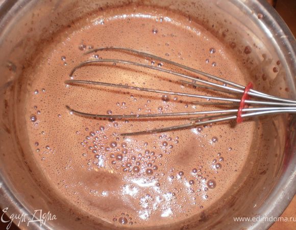 В шоколадно-молочную смесь ввести желтки, постоянно помешивая, немного приварить.