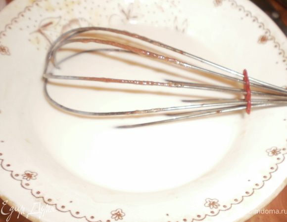 Желатин замочить в небольшом количестве воды, йогурт размешать до однородности.