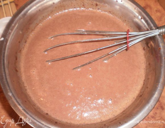 Соединить йогурт, желатин и шоколадно-яично-молочную смесь, размешать до однородности.