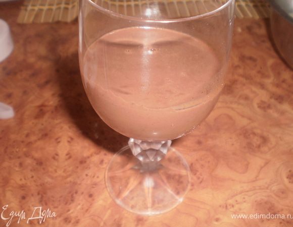 Разлить шоколадный пудинг в формочки, заполняя их наполовину. Поставить в холодильник на несколько часов для застывания. У меня получилось две силиконовые формы для кексов(по 6 углублений в каждой), и один бокал. Дынный пудинг весь в эти формочки не влез (видимо шоколадный слой был толще), налила еще и в стакан. Одна силиконовая форма поместилась в морозильник, поэтому застыла минут за 40, чему моя малышка была несказанно рада, и бегала за мной с ложкой, требуя эти "кети"