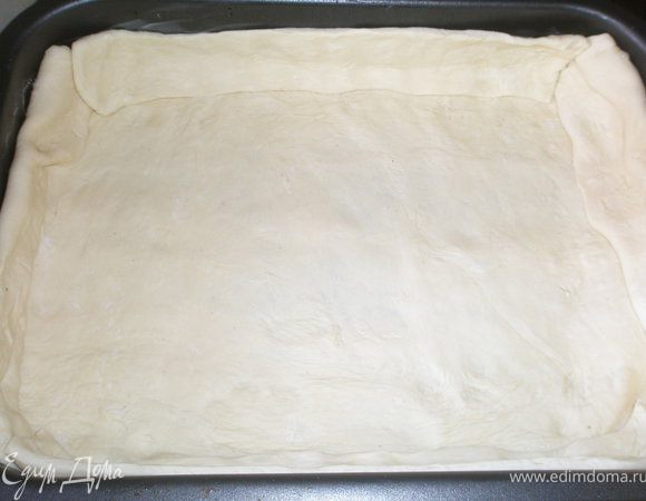 Намазать сливочным маслом форму. Раскатать тесто, выложить в форму, сделав высокие бортики.