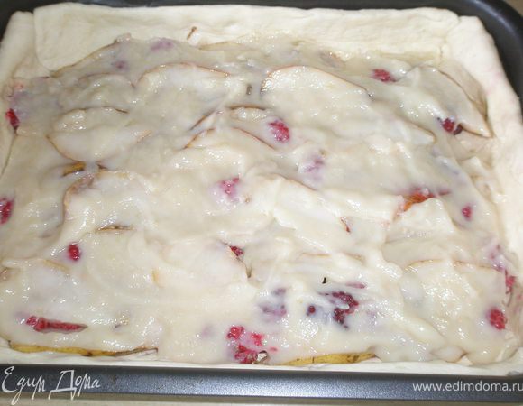 Выкладываем начинку:у меня были малина  и переспелые груши, которые уже никто не ел, а в пирог-самое то! И залиаем всю эту красоту заварным кремом, рецепт которого я взяла тут http://www.edimdoma.ru/recipes/25299