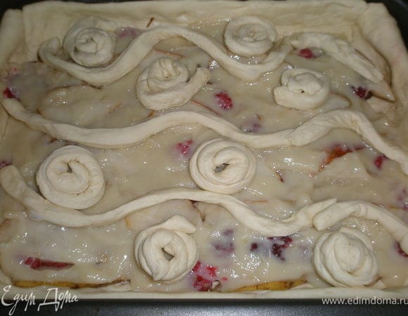 А дальше на ваше усмотрение-можете оставить пирог открытым, но у меня осталось тесто и я решила что нечему добру пропадать :) Нарезала полосочками и выложила вот такую красоту! Оставшимися от крема белками намазала бортики.