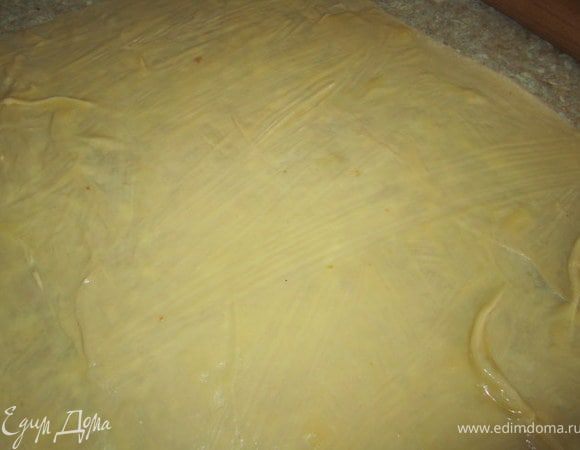 Если тонко раскатать то из этой порции теста получается два штруделя.
Раскатать тонко тесто.
Смазать растопленным маслом.