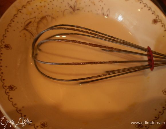 Для дынного пудинга 100г сахара растворить в стакане молока, довести до кипения. Добавить два взбитых желтка, приварить, постоянно помешивая.