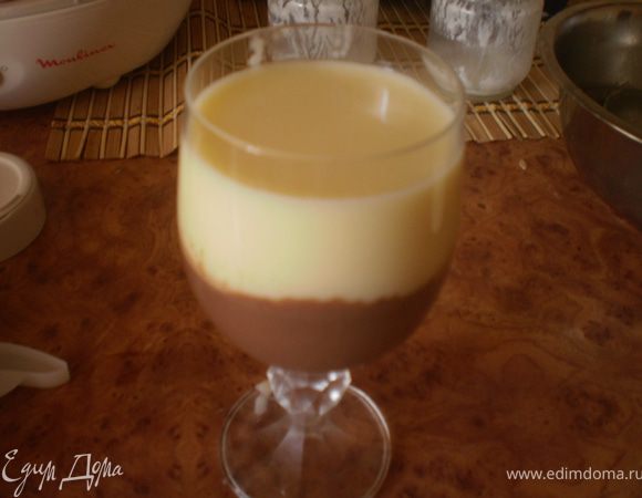 На застывший шоколадный слой вылить дынный. Поставить охлаждаться.