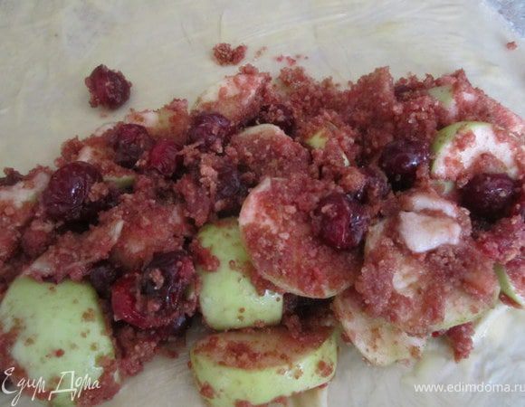 Выложить начинку.