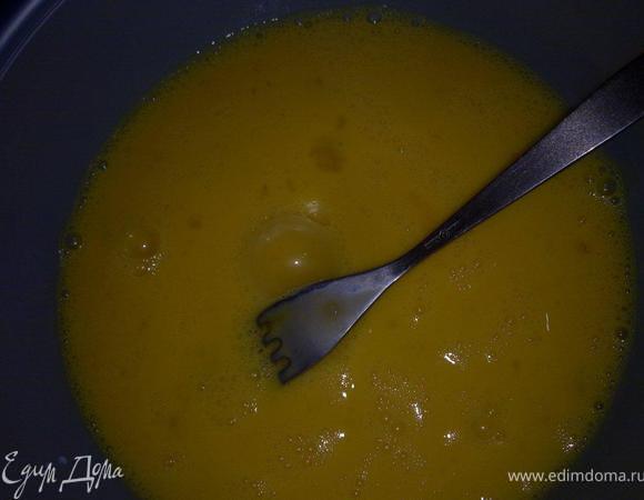 Яйца взбиваем с молоком, приправляем перцем, солью и мускатным орехом. 