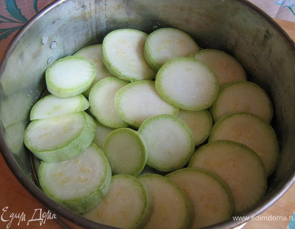 Духовку разогреть до 180С.
Приготовить соус.Помидор натереть на тёрке,добавить кетчуп,развести овощным бульоном или кипячёной водой,добавить приправы,чеснок и мелко нарезанный укроп.
Кабачки вымыть,вытереть на сухо,отрезать хвостики и нарезать кружочками.Форму для запекания смазать маслом и аккуратно выложить кружочки кабачков в нахлёст,сбрызнуть маслом,