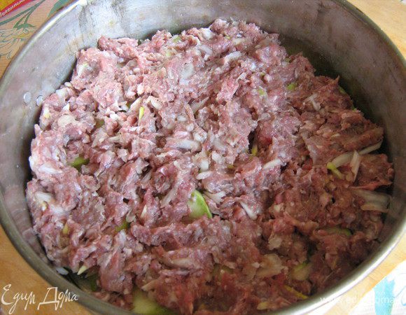 фарш смешать с измельчённым луком,приправить перцем и солью и уложить половину порции по верх кабачков равномерно его распределяя,