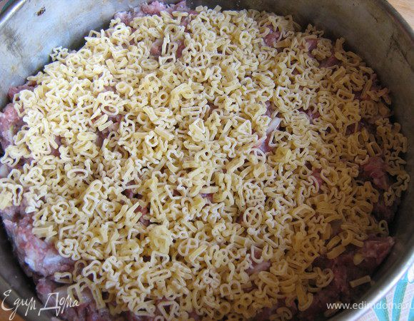 далее на фарш высыпать сухие макаронные изделия,на них опять слой кабачковых кружочков,сбрызнуть маслом,оставшийся фарш и кружочки кабачков(такую запеканку лучше делать в форме с высокими бортиками)залить всё это слоёное великолепие приготовленным соусом и поставить в духовку на 35-40 минут.