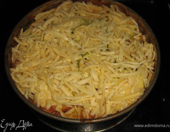 Тем временем натереть сыр на крупной тёрке.По прошествии указанного времени достать запеканку и обильно засыпать её сыром,поставить снова в духовку на 10-12 минут,в общем до полного расплавления сыра.