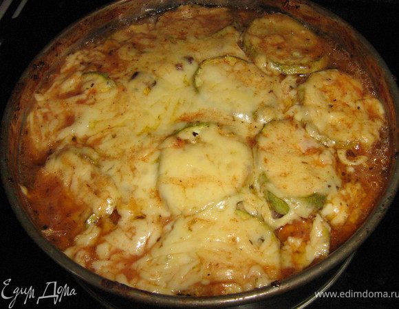 Готовой запеканке дать немного постоять под крышкой,затем подавать порционно.У меня получилось много бульона,я его слила в чашку,довела до кипения и подала к запеканке.Очень вкусно и сытно.