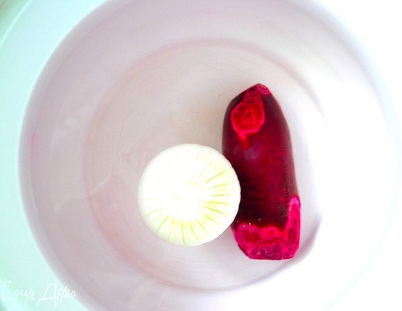 Вскипятить воду, добавить в кипящую воду свеклу (молоденькую можно не очищать, только промыть тщательно) и очищенную луковицу.