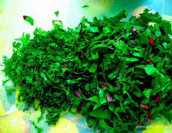 Пока свекла варится нарезать свекольную ботву. 