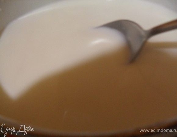 Молоко поставьте на средний огонь, по желанию добавьте соль и специи.