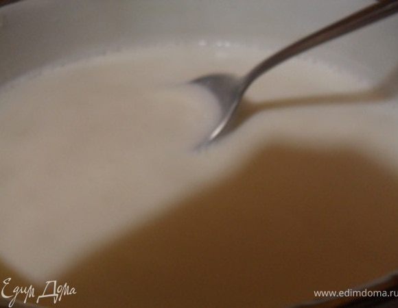 Когда молоко начнет закипать, влейте в него сок лимона, либо уксус.Хорошо перемешайте ложкой.