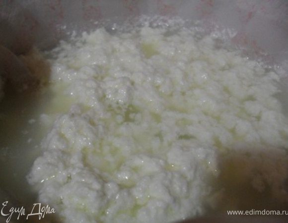 В дуршлаг проложите слой марли, слейте сыворотку.