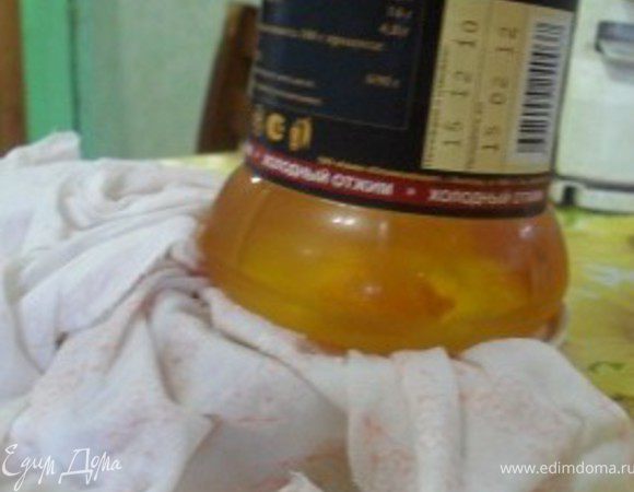 Хлопьевидный осадок отожмите, завяжите и поставьте под гнет.