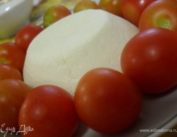 Выдержите сыр под гнетом 30-40 минут, а после подавайте его в самых различных видах.Приятного аппетита!:)