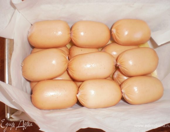 Плотными слоями укладывам сосиски. Может в этом и ошибка, что слои у меня получились не очень плотными.