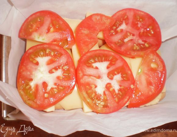 Сверху опять ломтики сыра, а потом кружочки помидоров. В следующий раз попробую слои сосисок пересыпать натертым сыром, чтобы они сильнее обволакивались, или перемазывать картофельным пюре с сыром.